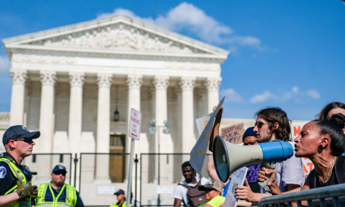 Các nhà hoạt động ủng hộ phá thai (phải) tranh cãi với các nhà hoạt động ủng hộ sự sống trước Tối cao Pháp viện ở Hoa Thịnh Đốn vào ngày 26/06/2022. (Ảnh: Nathan Howard/Getty Images)