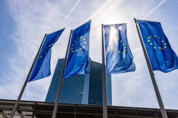 Hình ảnh bên ngoài được chụp ngày 04/05/2023, cho thấy những lá cờ Âu Châu tung bay trước Ngân hàng Trung ương Âu Châu ở Frankfurt, Đức. (Ảnh: Andre Pain/AFP qua Getty Images)