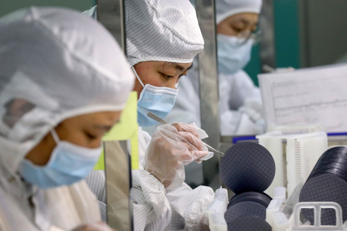 Nhân viên sản xuất vi mạch tại một nhà máy của công ty bán dẫn Jiejie ở Nam Thông, tỉnh Giang Tô, miền đông Trung Quốc, hôm 17/03/2021. (Ảnh: STR/AFP qua Getty Images)