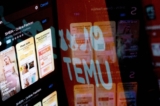 Ứng dụng Shein trên App Store được phản chiếu trên logo của Temu, ở Hoa Thịnh Đốn, hôm 23/02/2023. (Ảnh: Stefani Reynolds/AFP qua Getty Images)