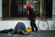 Những người đàn ông vô gia cư ở San Francisco, California, vào ngày 22/02/2023. (Ảnh: John Fredricks/The Epoch Times)