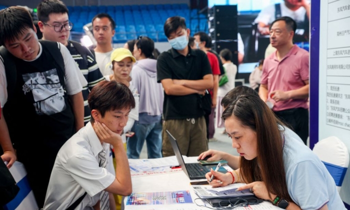 Sinh viên tốt nghiệp đại học tham dự một hội chợ việc làm ở thành phố Vũ Hán, tỉnh Hồ Bắc, miền trung Trung Quốc, vào ngày 10/08/2023. (Ảnh: TR/AFP qua Getty Images)