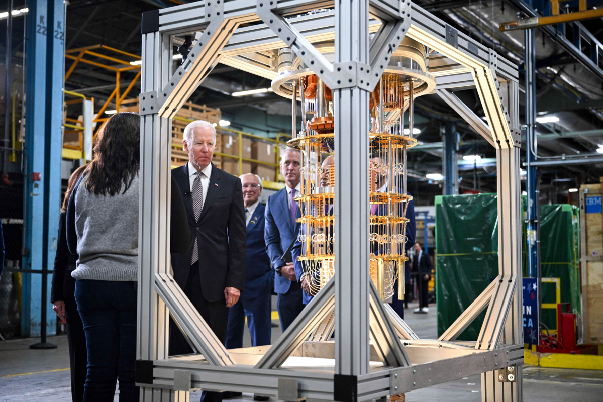 Tổng thống Hoa Kỳ Joe Biden nhìn vào một máy điện toán lượng tử khi ông đi tham quan cơ sở của IBM ở Poughkeepsie, New York, ngày 06/10/2022. IBM đã đón tiếp Tổng thống Biden để kỷ niệm thông báo về khoản đầu tư 20 tỷ USD vào vi mạch bán dẫn, điện toán lượng tử, và các lĩnh vực công nghệ tân tiến khác ở tiểu bang New York. (Ảnh: Mandel Ngan/AFP qua Getty Images)