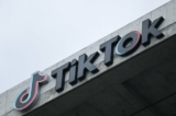 Logo của TikTok được hiển thị trên bảng hiệu bên ngoài văn phòng của công ty ứng dụng mạng xã hội TikTok ở Thành phố Culver, California, vào ngày 16/03/2023. (Ảnh: Patrick T. Fallon/AFP qua Getty Images)
