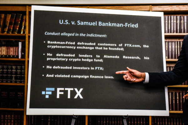 Ông Damian Williams, Công tố viên Liên bang của Quận phía Nam New York, trình bày chi tiết bản cáo trạng của ông Samuel Bankman-Fried tại Thành phố New York, vào ngày 13/12/2022. (Ảnh: Stephanie Keith/Getty Images)