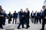 Thủ tướng Israel Benjamin Netanyahu (trái) chào đón Tổng thống Hoa Kỳ Joe Biden khi ông đến phi trường Ben Gurion của Tel Aviv hôm 18/10/2023. (Ảnh: Brendan Smialowski/AFP qua Getty Images)