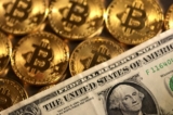Đồng USD và các mô hình minh họa mã kim Bitcoin, ngày 10/08/2022. (Ảnh: Dado Ruvic/Reuters)