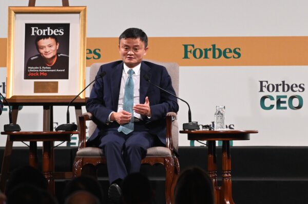 Ông Mã Vân (Jack Ma), người đồng sáng lập và cựu chủ tịch điều hành của Tập đoàn Alibaba, nói chuyện trong Hội nghị CEO toàn cầu của Forbes tại Singapore hôm 15/10/2019. (Ảnh: Roslan Rahman /AFP qua Getty Images)