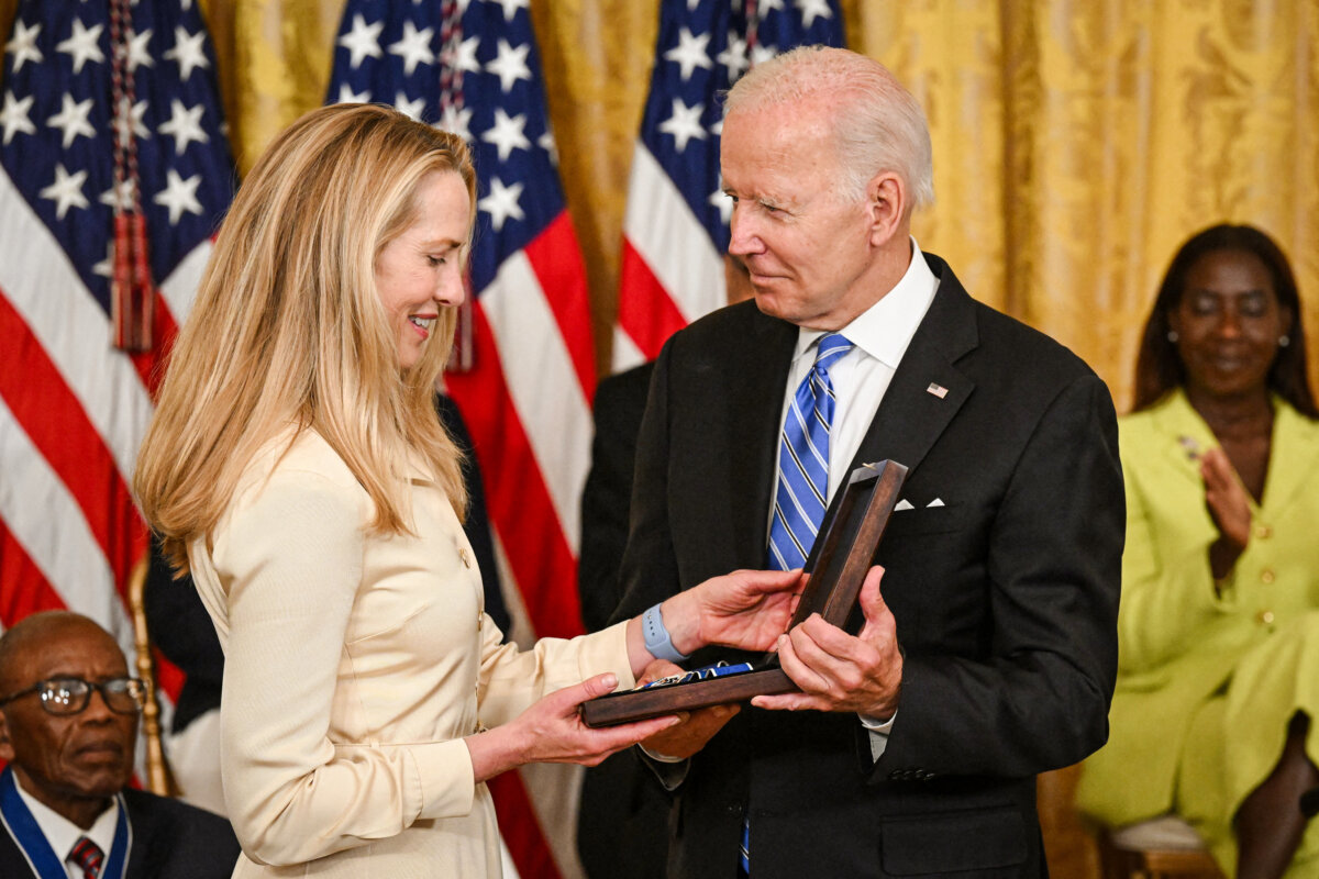 Tổng thống Joe Biden trao tặng nữ doanh nhân Laurene Powell Jobs Huân chương Tự do của Tổng thống dành cho người chồng quá cố Steve Jobs của bà, tại Tòa Bạch Ốc, ngày 07/07/2022. (Ảnh: Saul Loeb/AFP qua Getty Images)