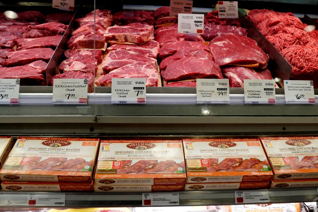 Giá thịt được niêm yết tại một cửa hàng bách hóa ở Upper West Side của New York, vào hôm 12/01/2022. (Ảnh: Timonty A. Clary/AFP qua Getty Images)