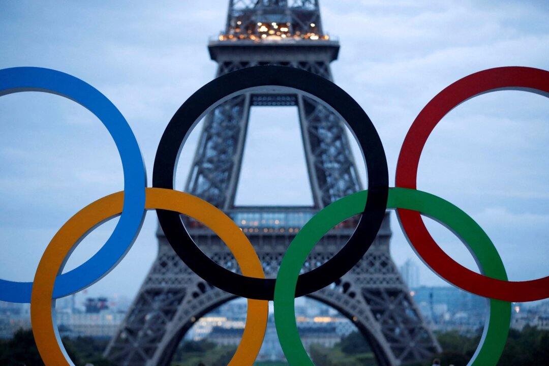 Vòng Olympic tượng trưng cho thông báo chính thức của IOC rằng Paris đã giành quyền đăng cai Thế vận hội Olympic 2024 được nhìn thấy trước Tháp Eiffel tại quảng trường Trocadero ở Paris vào ngày 14/09/2017. (Ảnh: Christian Hartmann/Reuters)