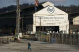 Một nhân viên rời khỏi nhà máy thép của công ty US Steel Edgar Thomson ở Braddock, Pennsylvania, vào hôm 10/03/2018. (Ảnh: Drew Angerer/Getty Images)