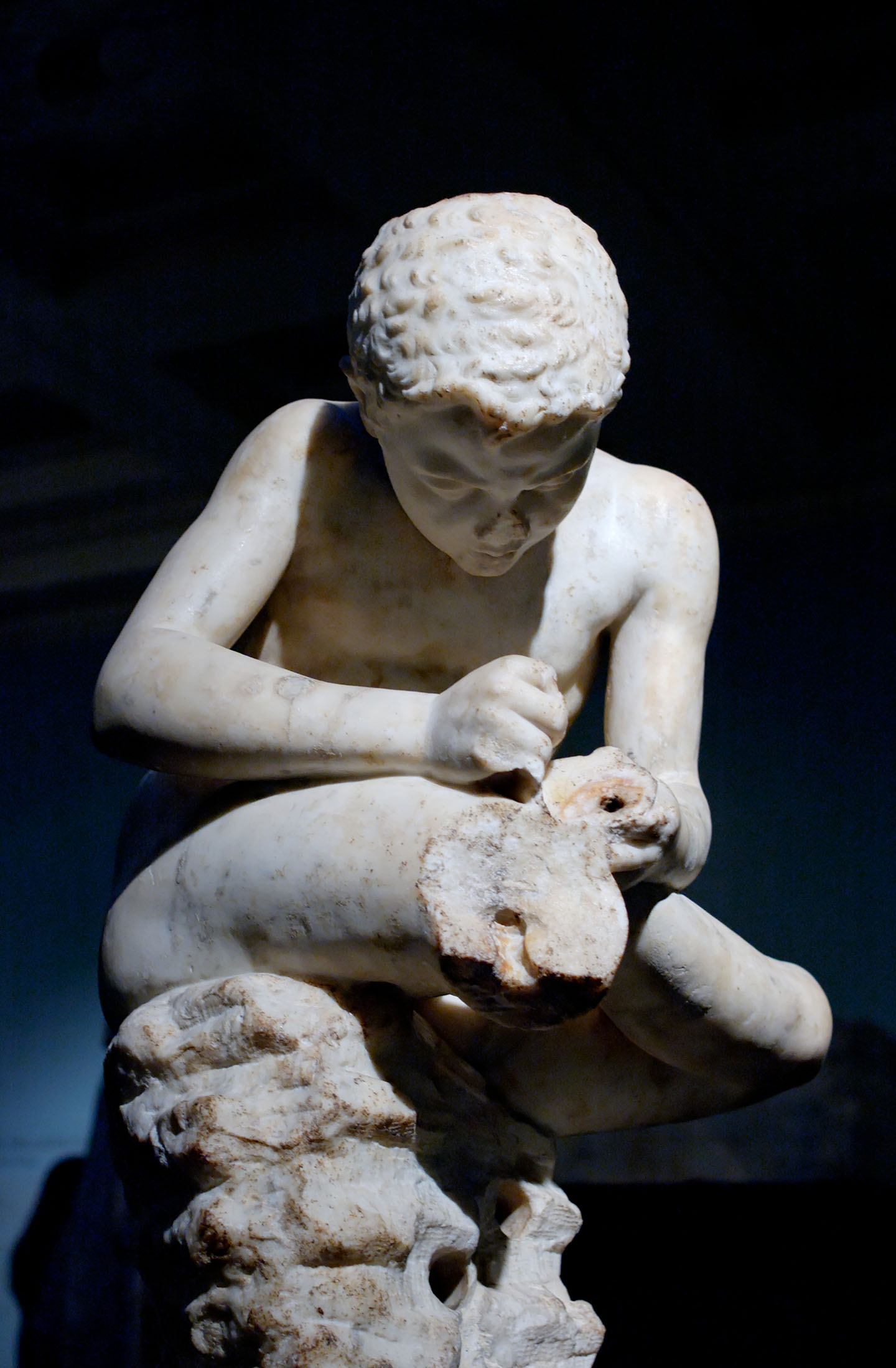 Đá cẩm thạch, bản sao La Mã của bức tượng “Spinario” từ thế kỷ thứ nhất, tại Bảo tàng Anh, London. (Ảnh: Tư liệu công cộng)