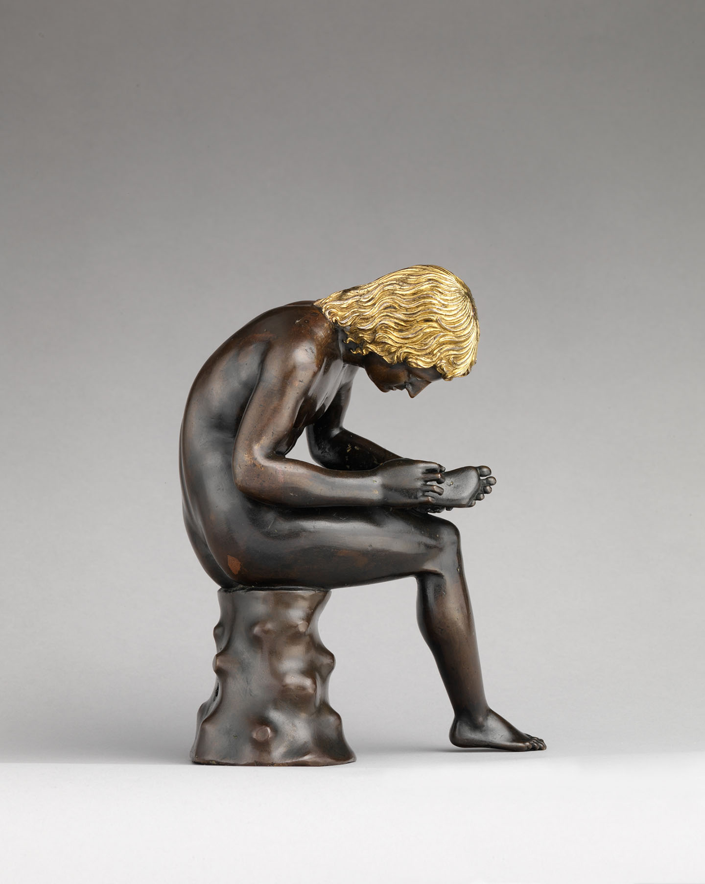 Bức tượng “Spinario (Cậu bé nhổ gai từ chân mình) của nghệ thuật gia Antico, khoảng năm 1501. Chất liệu: Đồng, với phần tóc được mạ vàng và đôi mắt được mạ bạc; 7 3/4 inch (~19,7cm). Bảo tàng Nghệ thuật Metropolitan, thành phố New York. (Ảnh: Tư liệu công cộng)