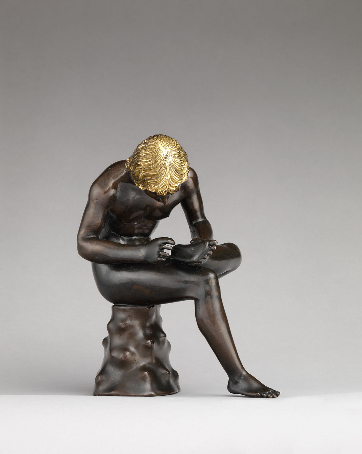 Một góc khác của tượng “Spinario” (“Cậu bé nhổ gai từ chân mình”). Bảo tàng Nghệ thuật Metropolitan, thành phố New York. (Ảnh: Tư liệu công cộng)