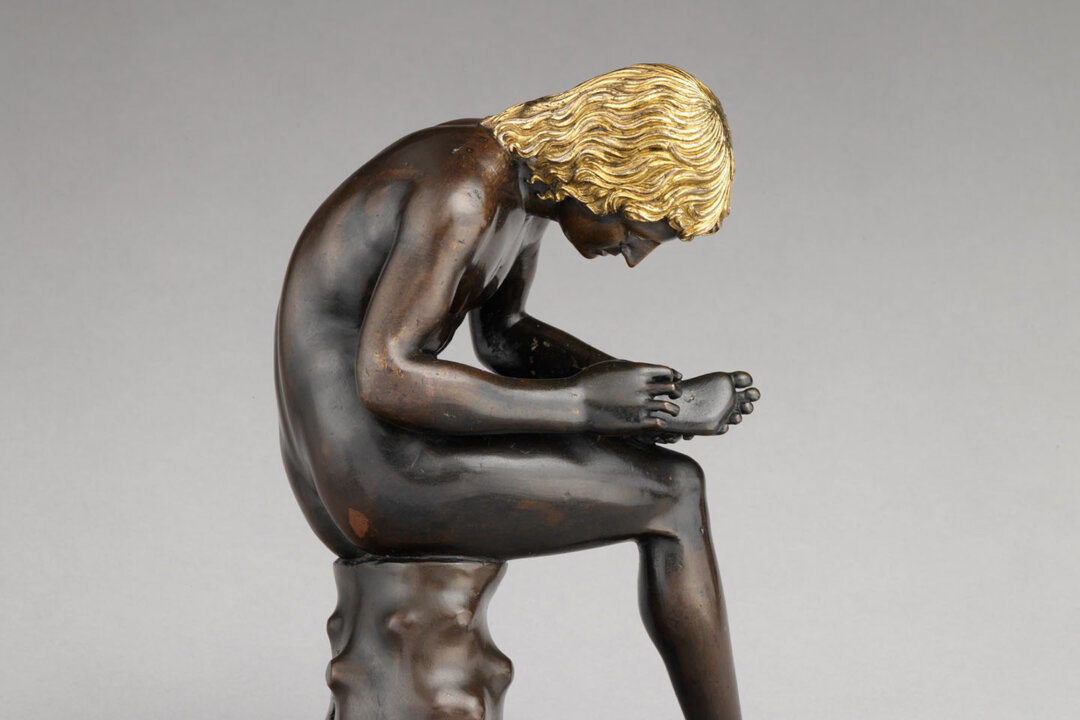 Chi tiết của bức tượng “Spinario (Cậu bé nhổ gai từ chân mình). Bảo tàng Nghệ thuật Metropolitan, thành phố New York. (Ảnh: Tư liệu công cộng)