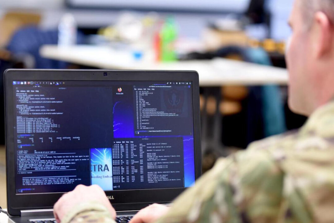 Đại úy Lực lượng Không quân Hoa Kỳ Shannon Bender xem xét thông tin trên máy điện toán trong sự kiện huấn luyện chiến tranh mạng ở Michigan, vào ngày 08/03/2022. (Ảnh: Thượng sĩ David Eichaker/Vệ binh Quốc gia Không quân Hoa Kỳ)
