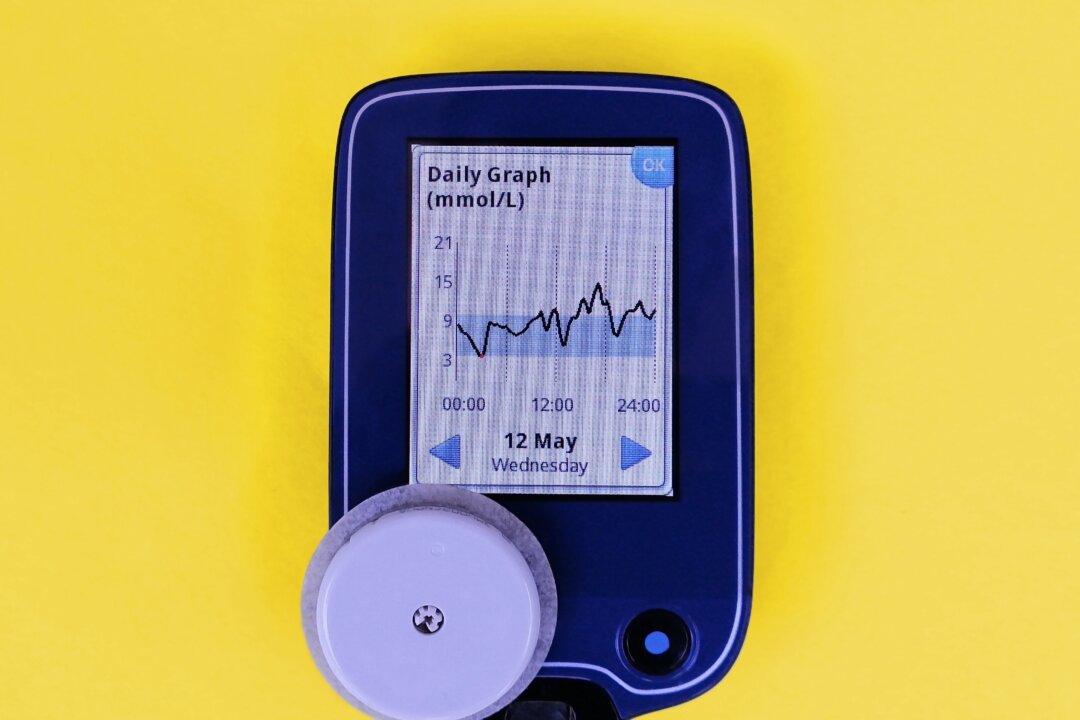 Máy đo đường huyết liên tục từng được dành riêng cho bệnh nhân tiểu đường, nhưng ngày càng được nhiều người quan tâm đến sức khỏe sử dụng như một cách để theo dõi lượng đường trong máu của họ. (Ảnh: Dragoljub Bankovic/Shutterstock)