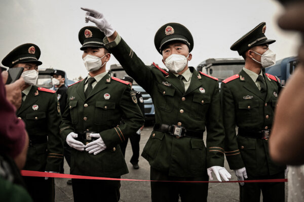 Một quân nhân ra hiệu tại Quảng trường Thiên An Môn ở Bắc Kinh vào ngày 01/10/2022. (Ảnh: Noel Celis/AFP qua Getty Images)