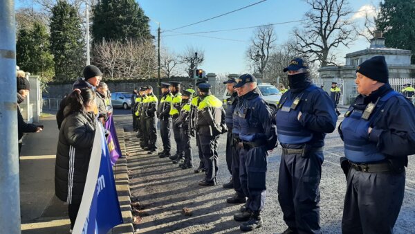Một nhóm cảnh sát đứng trước những người biểu tình Pháp Luân Công trong chuyến thăm của Thủ tướng Trung Quốc Lý Cường, bên ngoài Công viên Phoenix ở Dublin, Ireland, hôm 17/01/2024. (Ảnh: Hiệp hội Pháp Luân Đại Pháp Ireland)