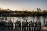 Các binh sĩ Vệ binh Quốc gia đứng gác bên bờ sông Rio Grande tại Công viên Shelby ở Eagle Pass, Texas, hôm 12/01/2024. (Ảnh: Brandon Bell/Getty Images)
