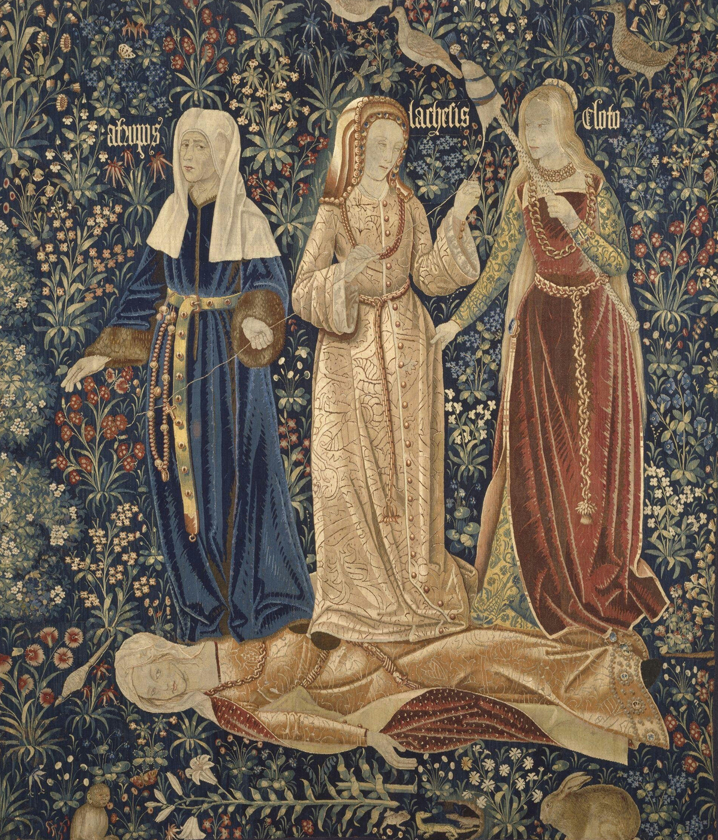 Ba nữ Thần Số mệnh (Clotho, Lachesis, và Atropos), những người quay, kéo, và cắt sợi chỉ sự sống, tượng trưng cho cái chết trên tấm thảm “The Three Fates” (Ba Vị Thần Số Mệnh), đầu thế kỷ 16, của những nghệ nhân dệt thảm người Flemish. Bảo tàng Victoria và Albert, London. (Ảnh: Tư liệu công cộng)