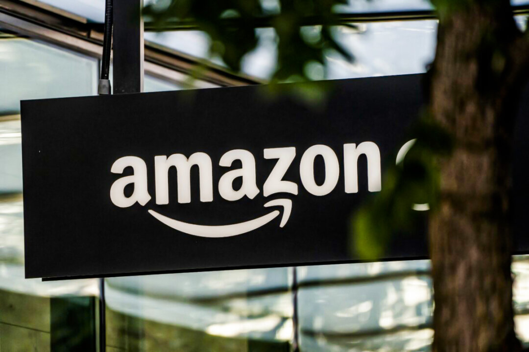 Một biển hiệu bên ngoài cửa hàng Amazon Go tại trụ sở của Amazon.com Inc. ở Seattle, tiểu bang Washington, hôm 20/05/2021. (Ảnh: David Ryder/Getty Images)