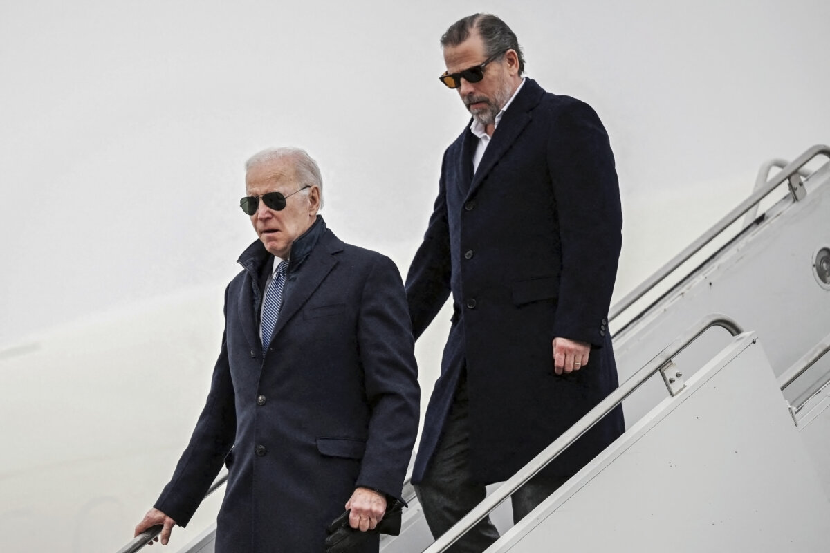 Tổng thống Joe Biden và con trai, ông Hunter Biden, đến Căn cứ Vệ binh Quốc gia Không quân Hancock ở Syracuse, New York, ngày 04/02/2023. (Ảnh: Andrew Caballero-Reynolds/AFP qua Getty Images)