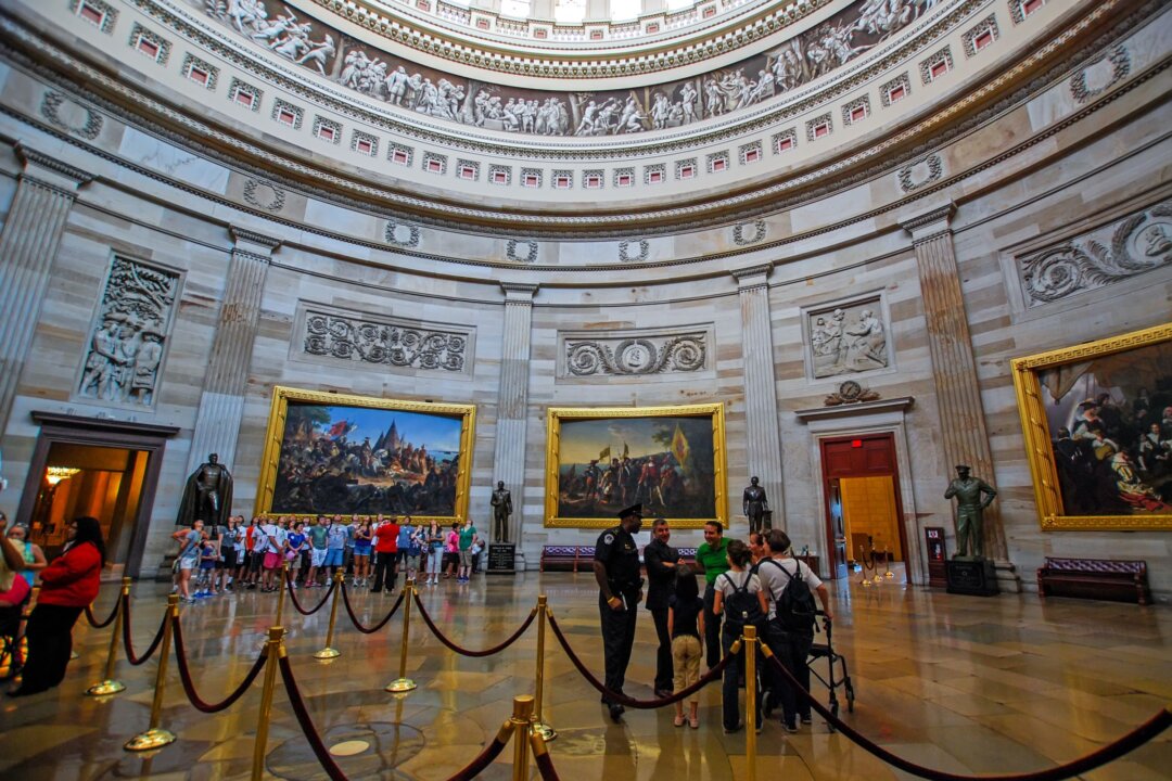 Du khách ghé thăm khu Rotunda trong Tòa nhà Capitol tại Hoa Thịnh Đốn. Bức trụ ngạch nằm gần phía trên cùng của bức ảnh. (Ảnh: Artem Avetisyan/Shutterstock)
