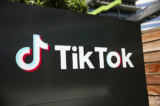 Logo TikTok ở bên ngoài văn phòng TikTok tại thành phố Culver, California, vào ngày 27/08/2020. (Ảnh: Mario Tama/Getty Images)