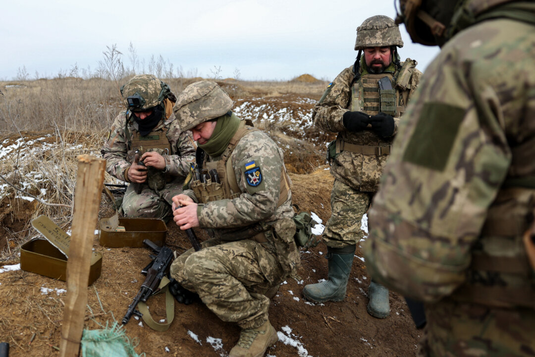 Quân nhân Ukraine chuẩn bị vũ khí trong một cuộc tập trận huấn luyện quân sự gần tiền tuyến ở khu vực Donetsk, hôm 23/02/2024. (Ảnh: Anatolii Stepanov/AFP qua Getty Images)