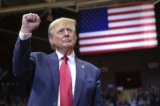 Cựu Tổng thống Donald Trump, ứng cử viên tổng thống Đảng Cộng Hòa, hành động đáp lại những người ủng hộ sau bài diễn văn tại cuộc vận động tranh cử Get Out The Vote tại Đại học Winthrop ở Rock Hill, South Carolina, hôm 23/02/2024. (Ảnh: Win McNamee/Getty Images)