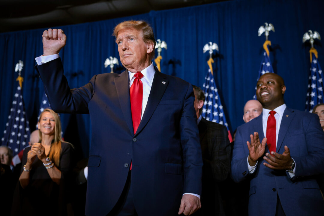 Ứng cử viên tổng thống Đảng Cộng Hòa và là cựu Tổng thống Donald Trump ra hiệu với những người ủng hộ trong bữa tiệc theo dõi đêm bầu cử tại State Fairgrounds ở Columbia, South Carolina, hôm 24/02/2024. (Ảnh: Win McNamee/Getty Images)