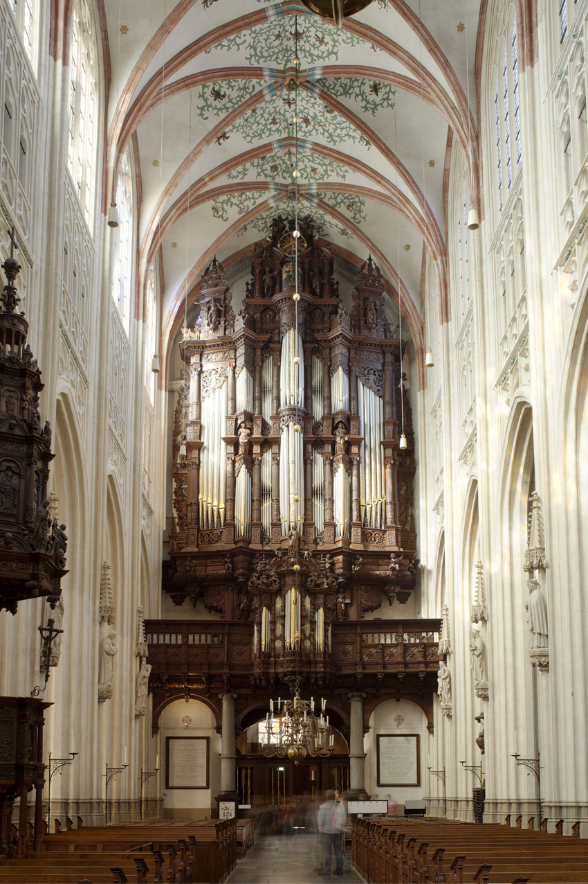 Ở lối vào bên hông nhà thờ, ngay dưới trần nhà hình mái vòm phủ đầy tranh bích họa có đặt một cây đại phong cầm. Hộp đàn bằng gỗ của cây đàn này được nghệ nhân mộc Frans Simon chế tác vào năm 1620, đây được xem là một trong những cây đại phong cầm có lịch sử quan trọng nhất ở Hà Lan. Qua nhiều thế kỷ, cây đàn này đã được một số nghệ nhân chế tác đàn dương cầm sửa chữa và cải tiến theo phong cách hiện đại. Lần cải tiến gần đây nhất là vào năm 1984, và cây đàn hiện có cả ống đàn cũ lẫn mới. (Ảnh: PMRMaeyaert/CC BY-SA 3.0)
