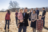 Ông Paul Vaughn bế cô con gái út cùng với vợ Bethany Vaughn và 8 trong số 11 đứa con của họ, ở sân sau ngôi nhà của họ ở Centerville, Tennessee, hôm 20/02/2024. (Ảnh: Samira Bouaou/The Epoch Times)
