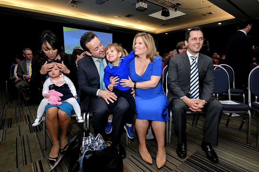Ông Alex Turnbull, con trai của cựu Thủ tướng Malcolm Turnbull, (bên phải) cùng vợ Yvonne (bên trái), và con gái Daisy của cựu thủ tướng (mặc đầm xanh), trong bức ảnh chụp vào ngày 26/06/2016. (Ảnh: Jason Edwards-Pool/Getty Images)