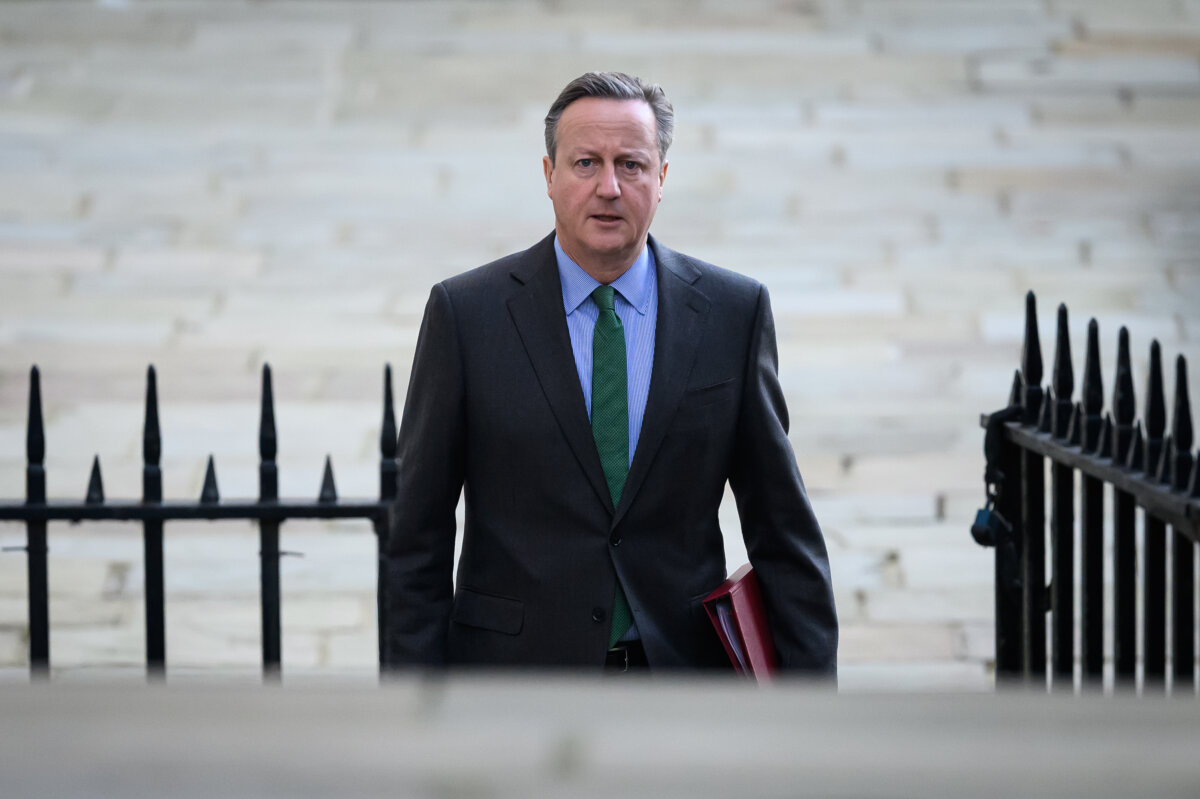 Ngoại trưởng Cameron đến Downing Street trước cuộc họp Nội các hàng tuần ở London, hôm 16/01/2024. (Ảnh: Leon Neal/Getty Images)