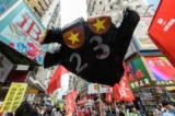 Một vật tượng trưng có hình bàn tay, trên móng tay có màu quốc kỳ Trung Quốc và số “23” trên lòng bàn tay, ám chỉ dự luật an ninh quốc gia theo Điều 23 gây tranh cãi, được những người biểu tình mang theo tại cuộc biểu tình Ngày Quốc khánh ở Hồng Kông, vào ngày 01/10/2018. (Ảnh: Anthony Wallace/AFP qua Getty Images)