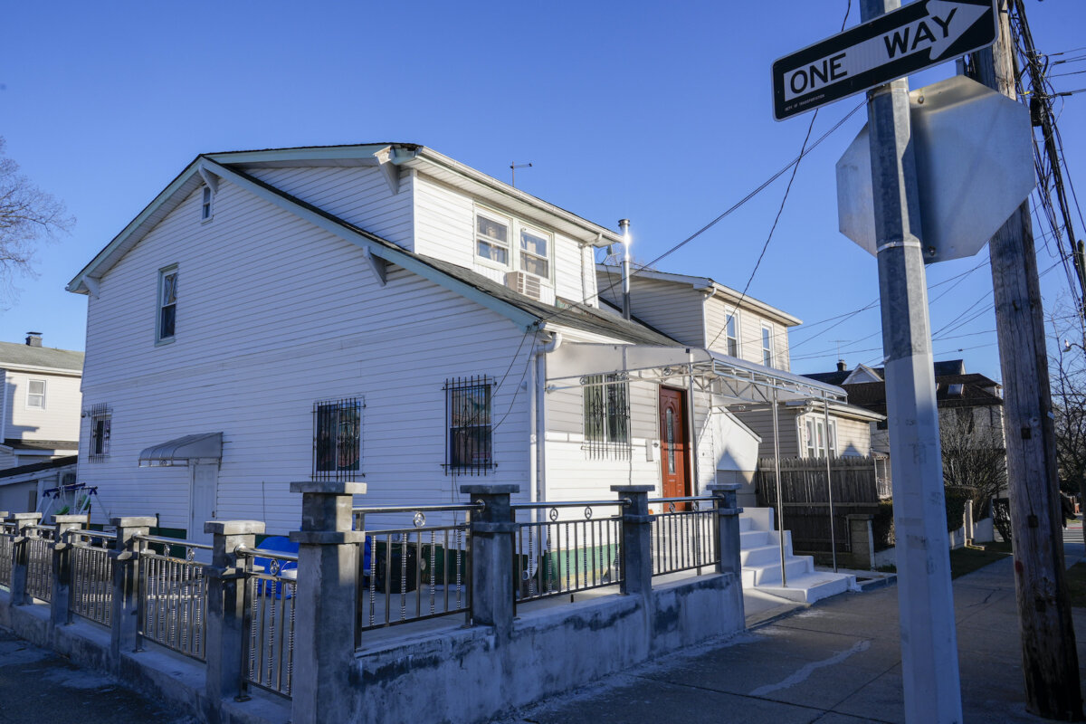 Một trong hai ngôi nhà thuộc sở hữu của bà Winnie Greco, một phụ tá của Thị trưởng thành phố New York Eric Adams, ở Quận Bronx, New York, hôm 29/02/2024. (Ảnh: Mary Altaffer/AP Photo)
