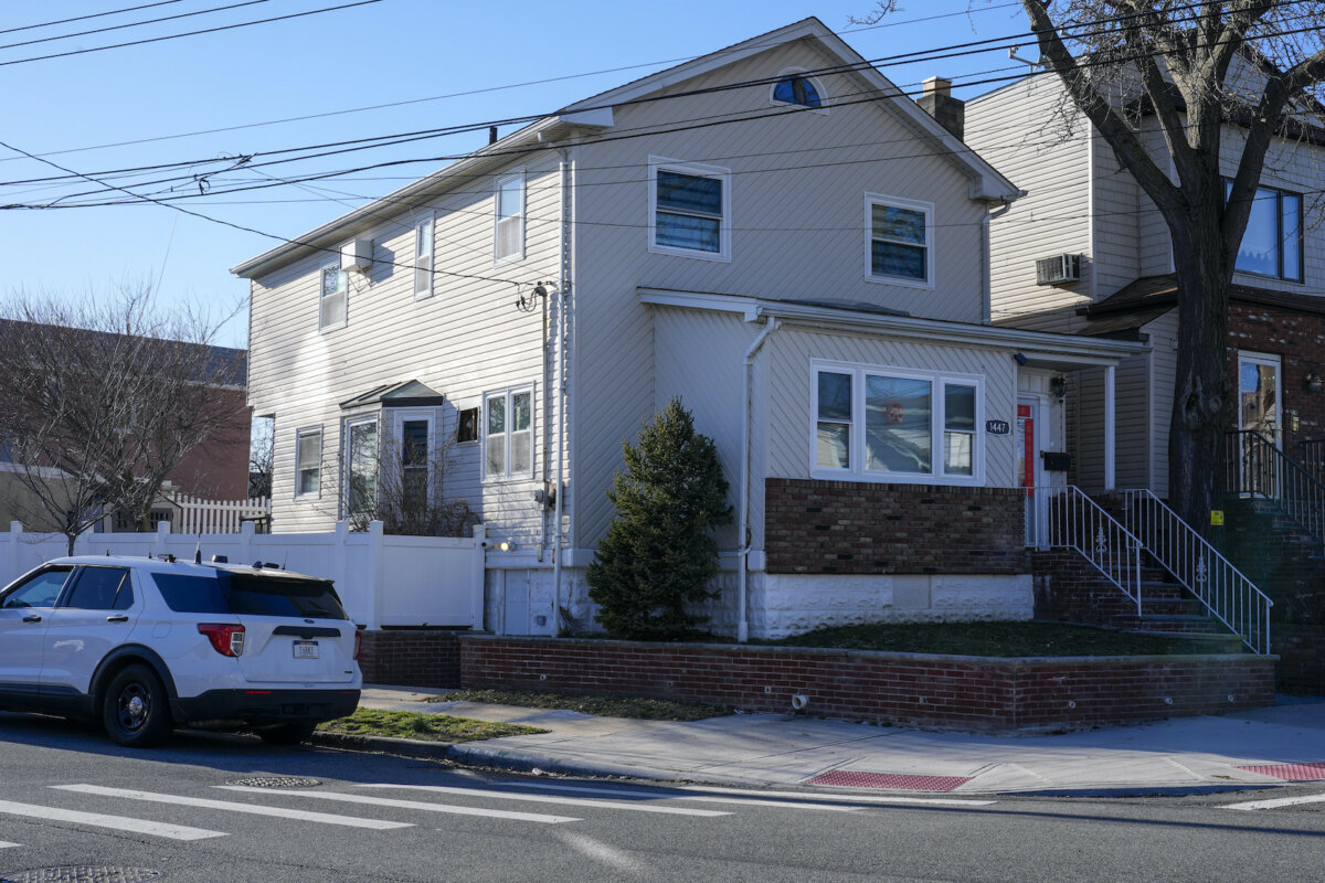 Một trong hai ngôi nhà thuộc sở hữu của bà Winnie Greco, một phụ tá của Thị trưởng thành phố New York Eric Adams, ở Quận Bronx, New York, hôm 29/02/2024. (Ảnh: Mary Altaffer/AP Photo)