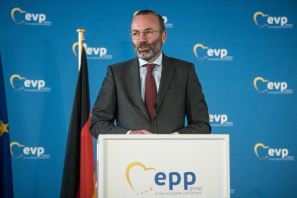 Chủ tịch nhóm trung hữu Đảng Nhân dân Âu Châu (EPP) Manfred Weber nói chuyện trong cuộc họp báo chung trong hội nghị của Văn phòng Nhóm EPP (Đảng Nhân dân Âu Châu) tại Berlin, vào ngày 09/09/2021. (Ảnh: Stefanie Loos/AFP qua Getty Images)