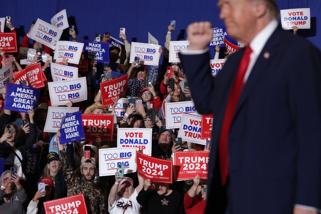 Cựu Tổng thống Donald Trump lên sân khấu trong một sự kiện tranh cử tại Greensboro Coliseum, hôm 02/03/2024 ở Greensboro, North Carolina. (Ảnh: Alex Wong/Getty Images)