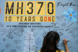 Một người phụ nữ viết những lời nhắn trên bảng ghi lời nhắn trong sự kiện tưởng niệm thường niên lần thứ 10 tại một trung tâm mua sắm ở Subang Jaya, ngoại ô Kuala Lumpur, Malaysia, hôm 03/03/2024. (Ảnh: FL Wong/AP Photo)