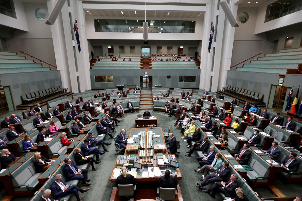 Thủ tướng Úc Anthony Albanese ngồi đối diện với lãnh đạo phe đối lập, thành viên Đảng Tự Do Peter Dutton, tại Hạ viện trong Tòa nhà Quốc hội ở Canberra, Úc hôm 16/10/2023. (Ảnh: David Gray/AFP qua Getty Images)