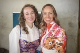 Bà Renee Heath, nghị sỹ Quốc hội tiểu bang Victoria (phải), và em gái Anita Heath (trái), thưởng thức Nghệ thuật Biểu diễn Shen Yun tại Nhà hát Ulumbarra, thành phố Bendigo, Úc, hôm 03/03/2024. (Ảnh: Beatrice Li/The Epoch Times)