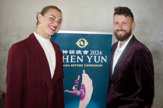 Cô Milla Sambell và phu quân Tony Sambell thưởng thức Nghệ thuật Biểu diễn Shen Yun tại Nhà hát Ulumbarra, thành phố Bendigo, Úc hôm 03/03/2024. (Ảnh: Beatrice Li/The Epoch Times)