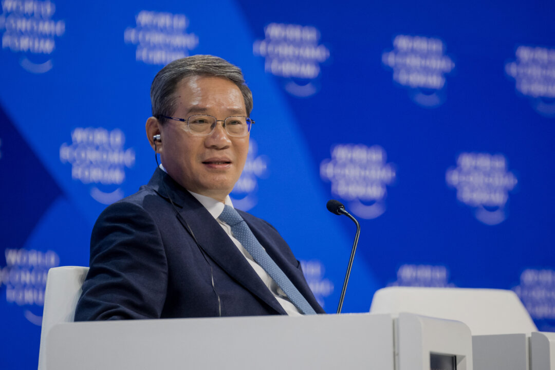 Thủ tướng Trung Quốc Lý Cường (Li Qiang) quan sát trước giờ họp trong cuộc họp thường niên của Diễn đàn Kinh tế Thế giới (WEF) tại Davos hôm 16/01/2024. (Ảnh: Fabrice Coffrini/AFP qua Getty Images)
