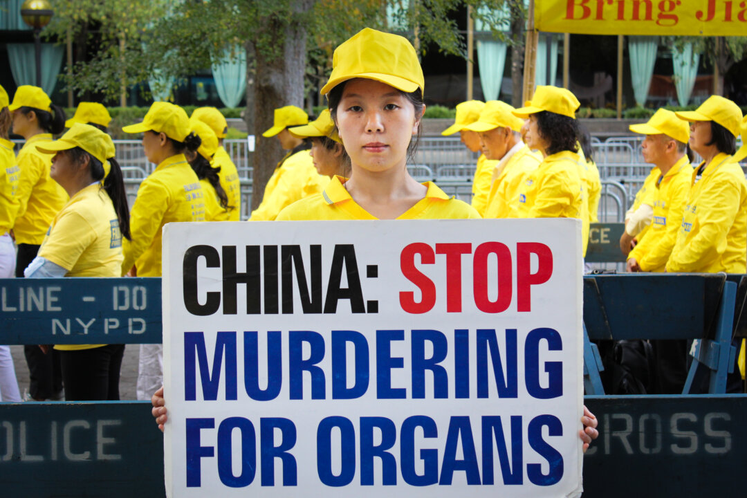 Cô Hàn Vũ (Han Yu), người có cha bị sát hại ở Trung Quốc vì tin vào Pháp Luân Công, trong một cuộc biểu tình tại United Nations Plaza ở thành phố New York, vào ngày 24/09/2019. (Ảnh: Eva Fu/The Epoch Times)