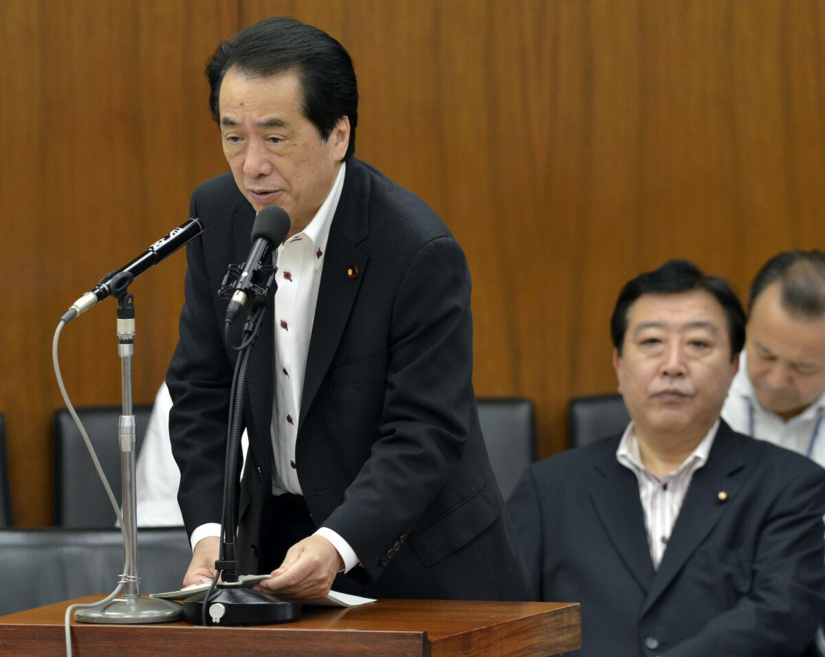 Thủ tướng Nhật Bản Naoto Kan (trái) nói chuyện cạnh Bộ trưởng Tài chính Yoshihiko Noda (phải), khi họ tham dự phiên họp ủy ban chính sách tài khóa và tiền tệ của Hạ viện tại Quốc hội ở Tokyo, vào ngày 10/08/2011. (Ảnh: Yoshikazu Tsuno/AFP qua Getty Images)