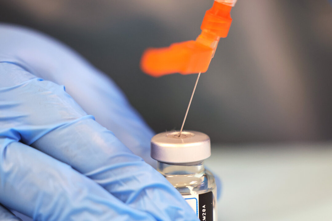 Một nhân viên chăm sóc sức khỏe chuẩn bị vaccine ngừa Covid-19 ở thành phố New York. (Ảnh: Michael M. Santiago/Getty Images)